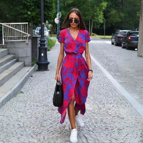 Amelia – Vestido Estampado con Corte Envolvente y Escote Profundo